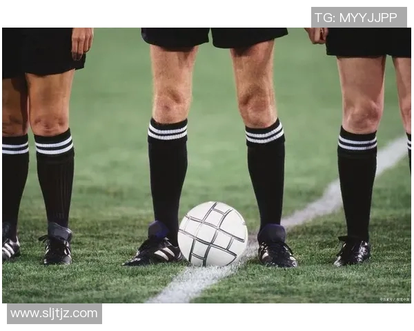 足球明星佩戴护膝踢球的精彩瞬间展现运动员的专业与坚持 足球明星佩戴护膝踢球的精彩瞬间展现运动员的专业与坚持